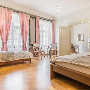 Bright & Spacious At Mala Strana, Charles Bridge 3 Min Of Walk Apartmán